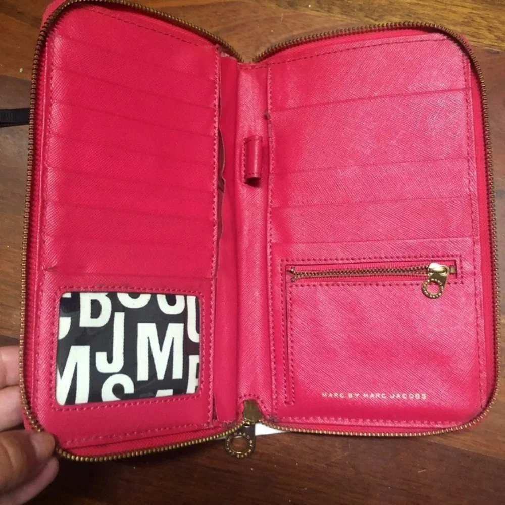 Marc Jacobs Oversized Zip Around Wallet - Picture 2 of 10